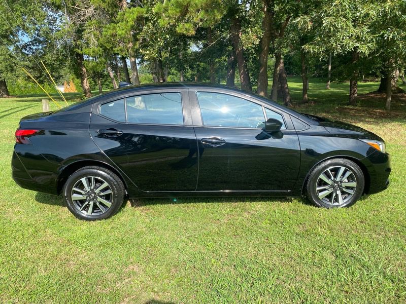 2020 Nissan Versa Image 3