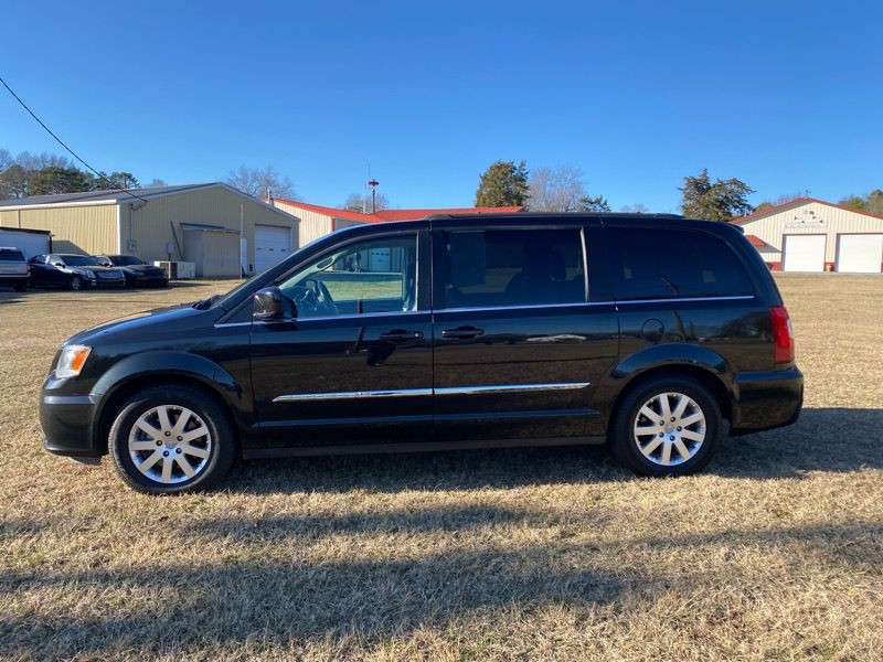 2016 Chrysler Town & Country Image 3
