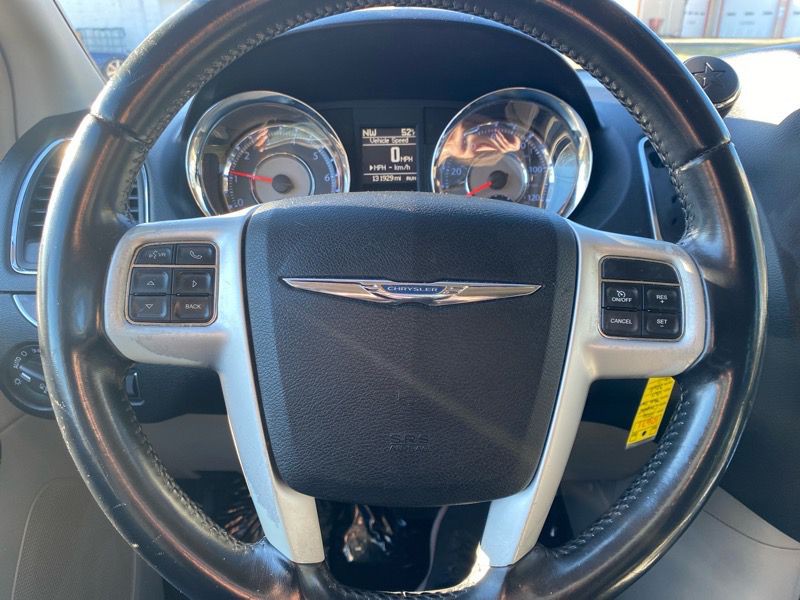 2016 Chrysler Town & Country Image 11