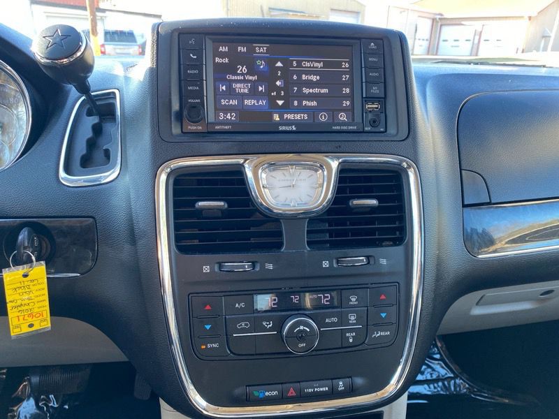 2016 Chrysler Town & Country Image 14