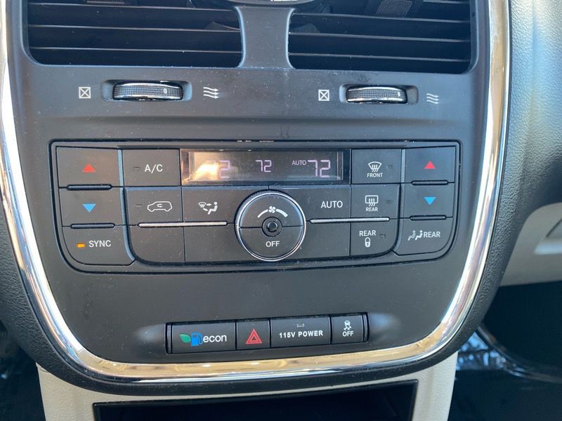 2016 Chrysler Town & Country Image 15