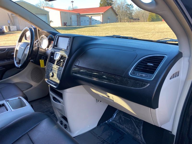 2016 Chrysler Town & Country Image 21
