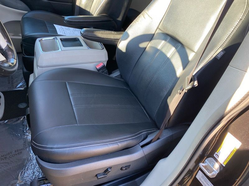 2016 Chrysler Town & Country Image 22