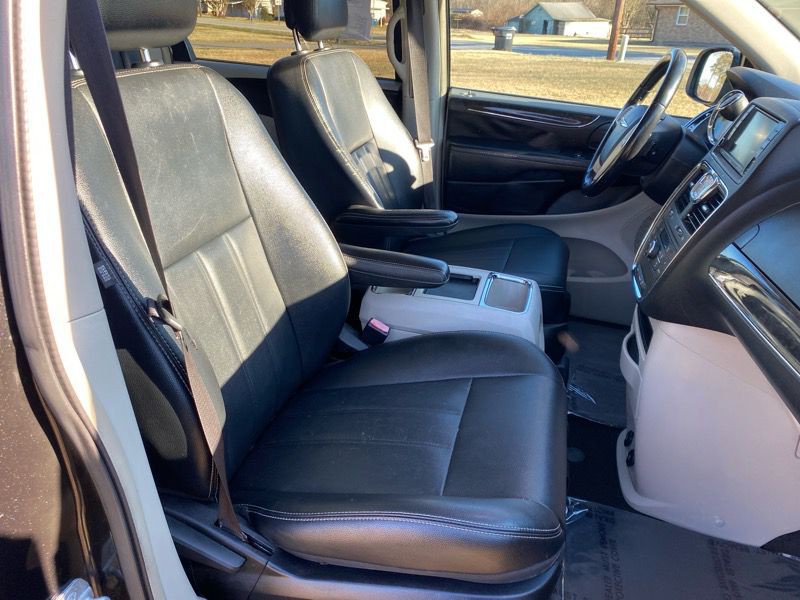 2016 Chrysler Town & Country Image 23