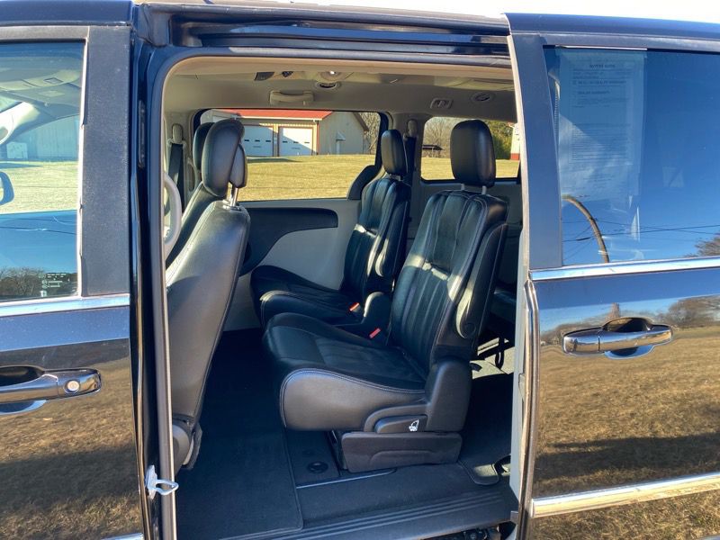 2016 Chrysler Town & Country Image 25