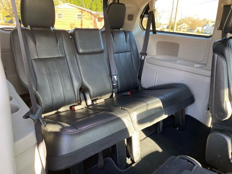 2016 Chrysler Town & Country Image 26