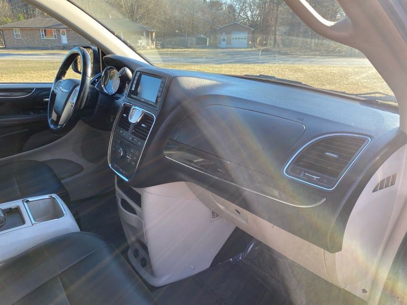 2016 Chrysler Town & Country Image 36