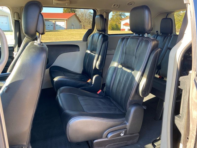 2016 Chrysler Town & Country Image 37