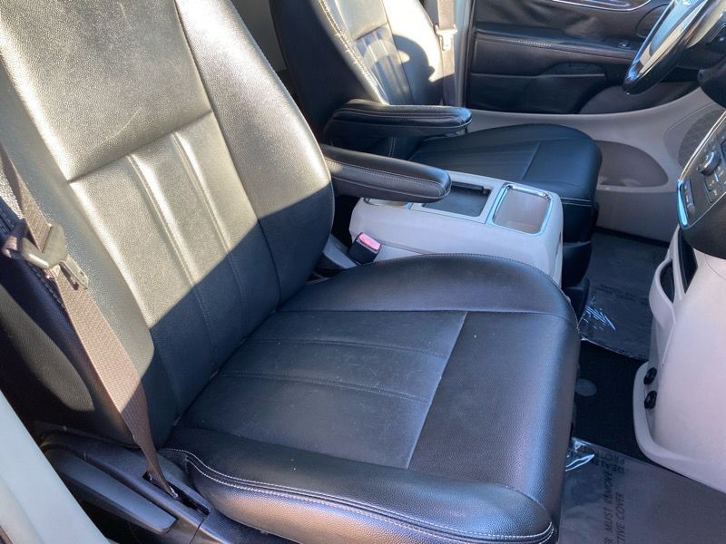 2016 Chrysler Town & Country Image 38