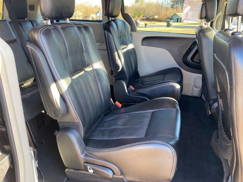 2016 Chrysler Town & Country Image 40
