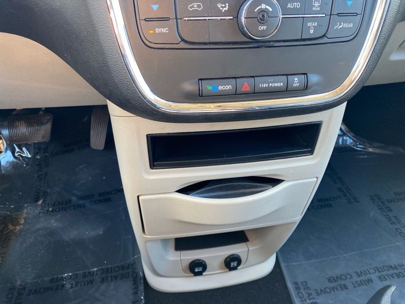 2016 Chrysler Town & Country Image 45