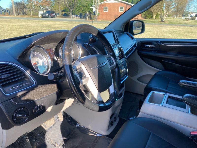 2016 Chrysler Town & Country Image 57