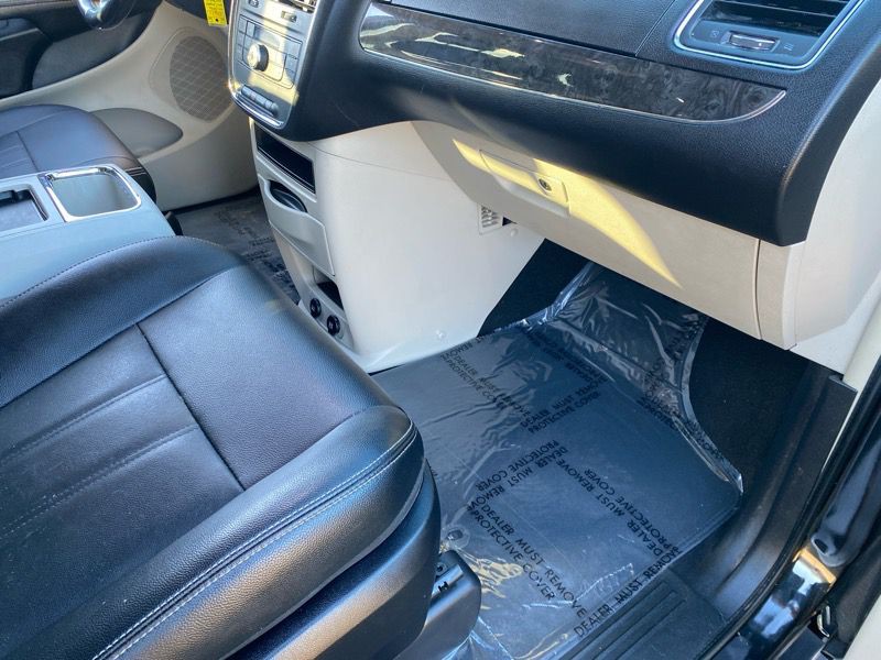 2016 Chrysler Town & Country Image 64