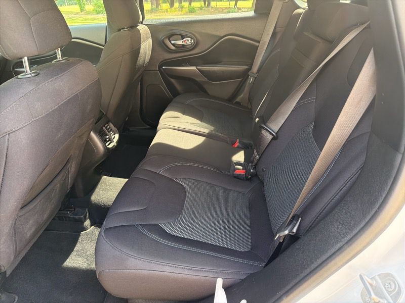 2019 Jeep Cherokee Image 24