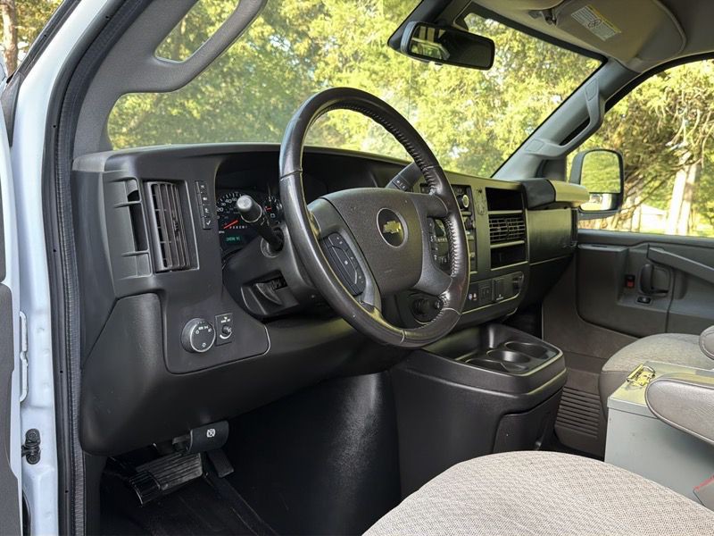 2022 Chevrolet Express Image 23