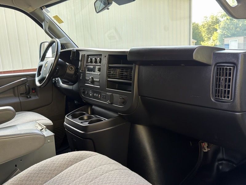 2022 Chevrolet Express Image 24