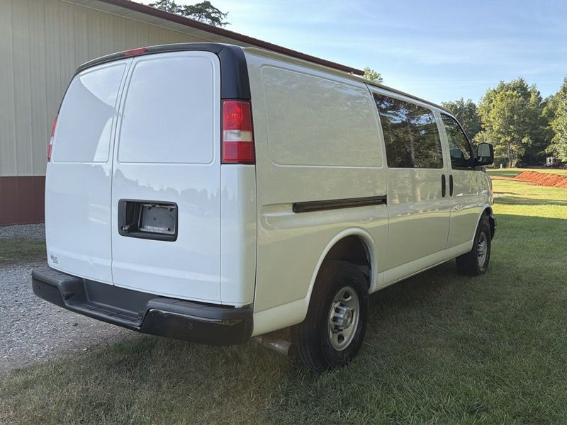 2022 Chevrolet Express Image 65