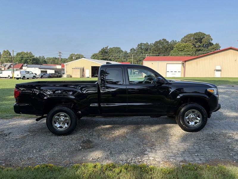 2019 Toyota Tacoma Image 3