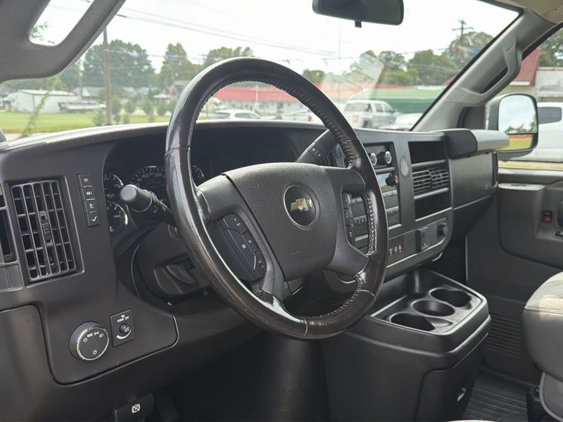 2022 Chevrolet Express Image 19
