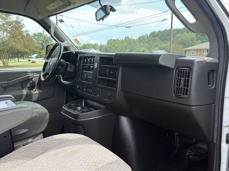 2022 Chevrolet Express Image 20