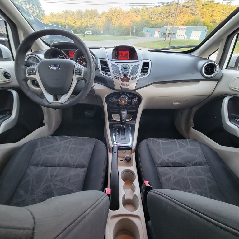 2012 Ford Fiesta Image 6