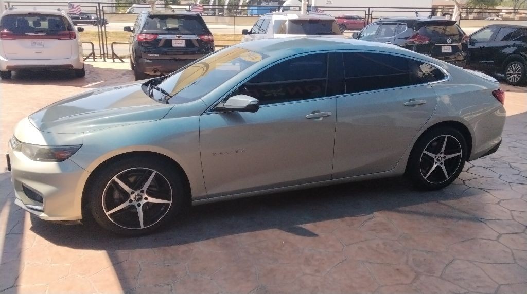 2016 Chevrolet Malibu Image 2