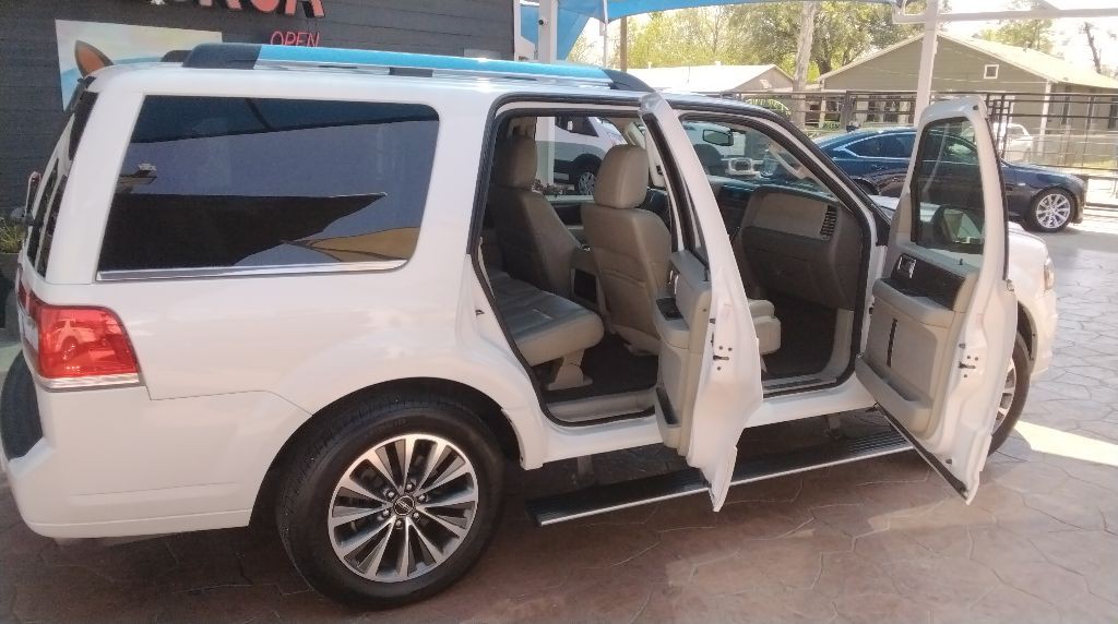 2015 Lincoln Navigator Image 8