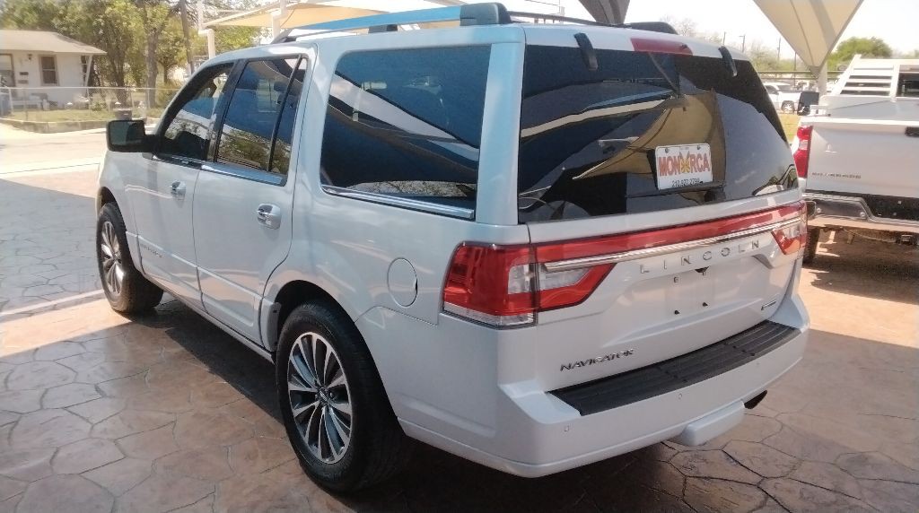 2015 Lincoln Navigator Image 9