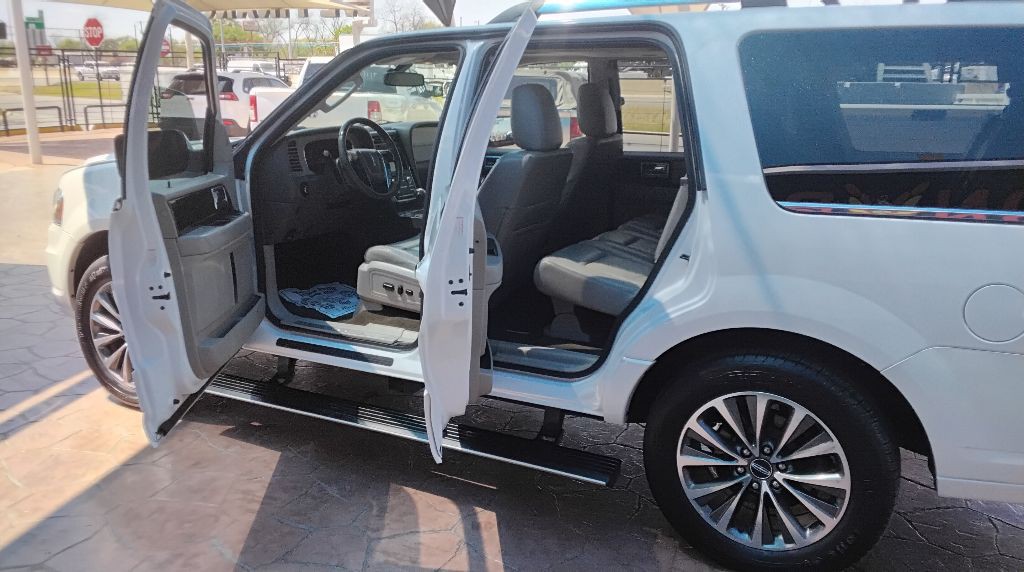 2015 Lincoln Navigator Image 22