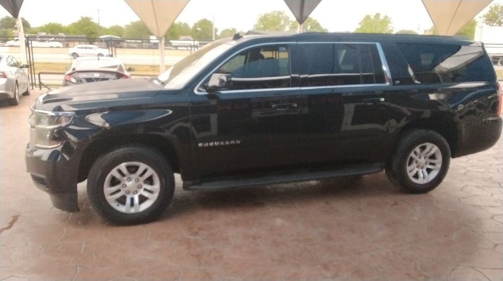 2015 Chevrolet Suburban Image 2