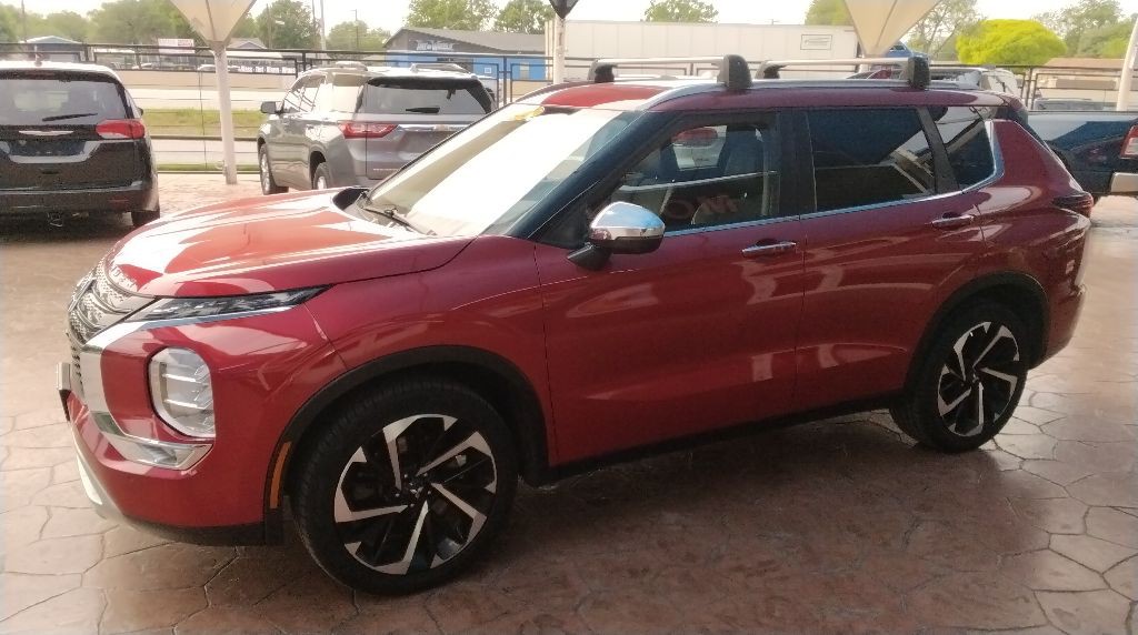 2022 Mitsubishi Outlander Image 2