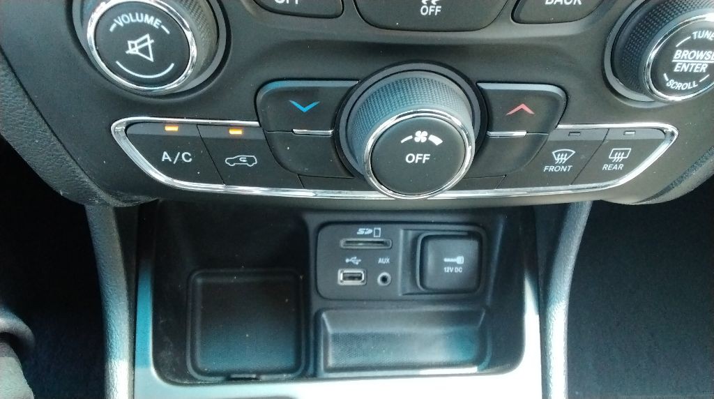 2016 Jeep Cherokee Image 17