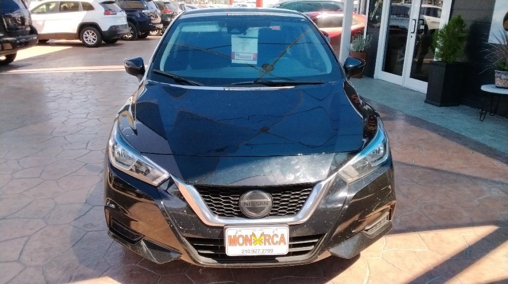 2021 Nissan Versa Image 3
