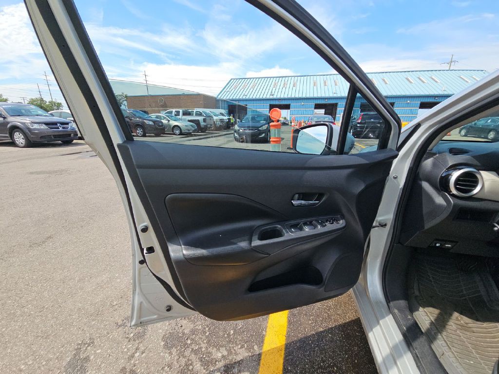 2020 Nissan Versa Image 4