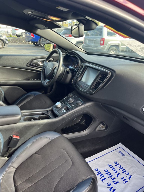 2016 Chrysler 200 Image 2