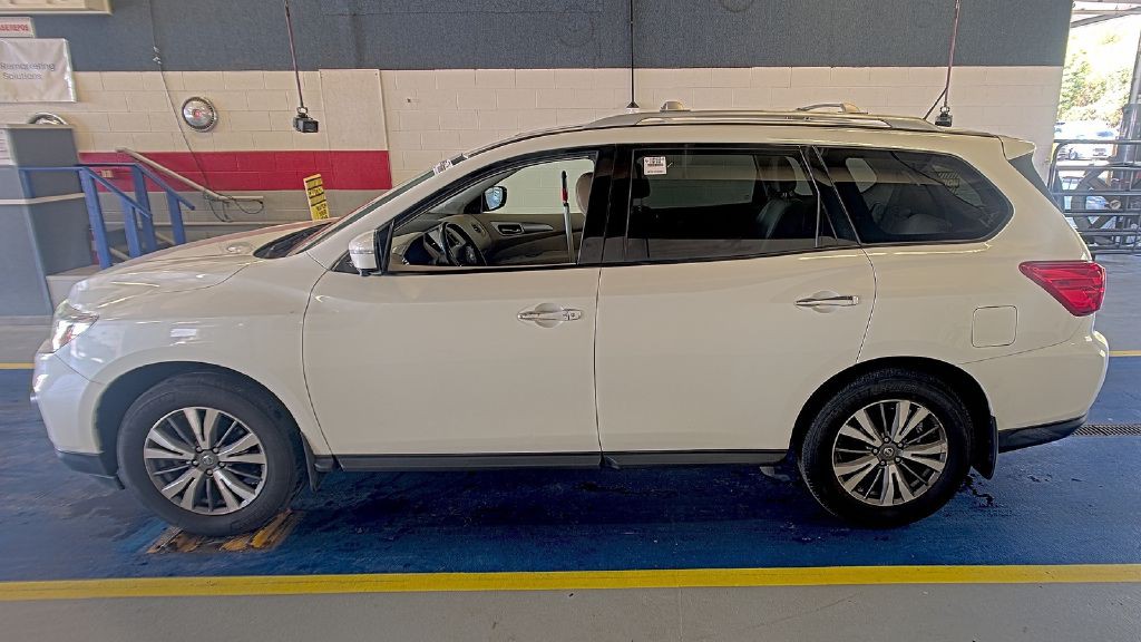 2017 Nissan Pathfinder Image 2