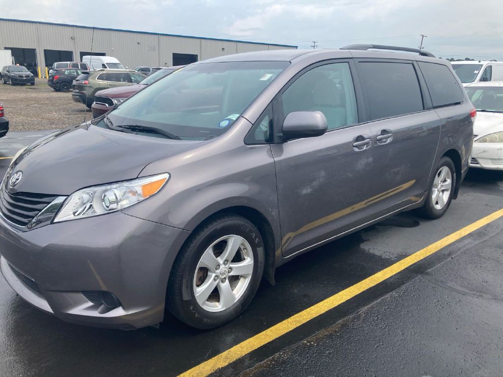 2011 Toyota Sienna Image 2