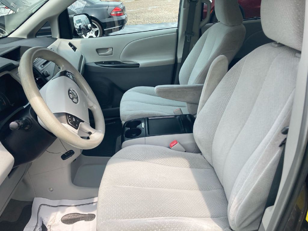2011 Toyota Sienna Image 3