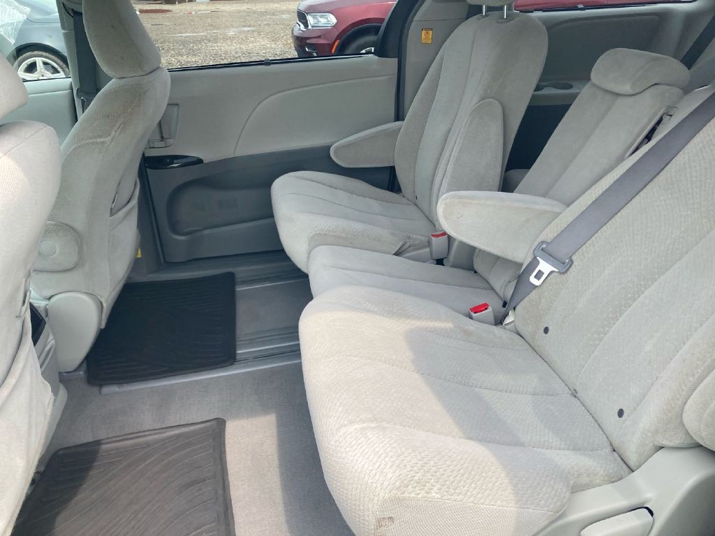 2011 Toyota Sienna Image 4