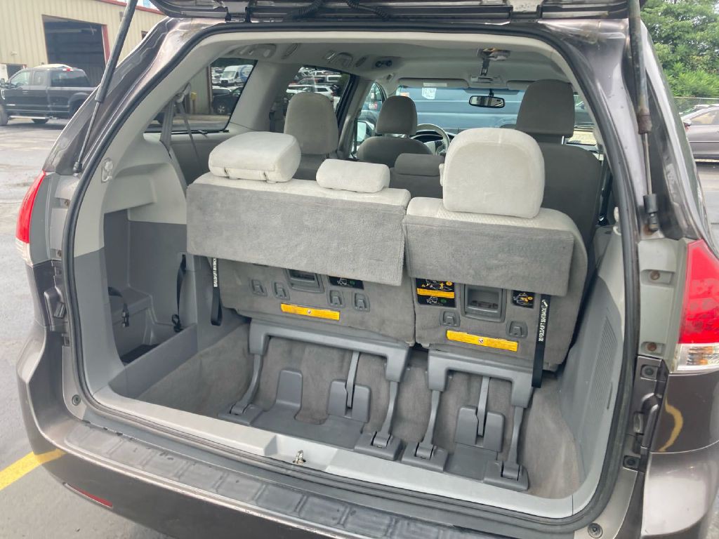 2011 Toyota Sienna Image 6