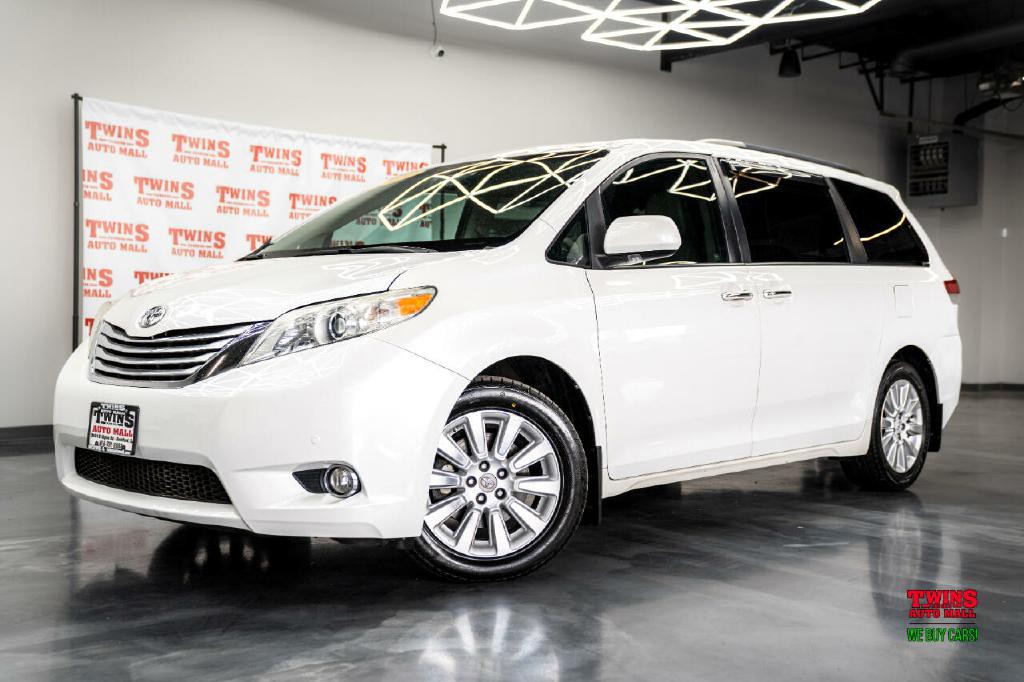 2012 Toyota Sienna Image 2
