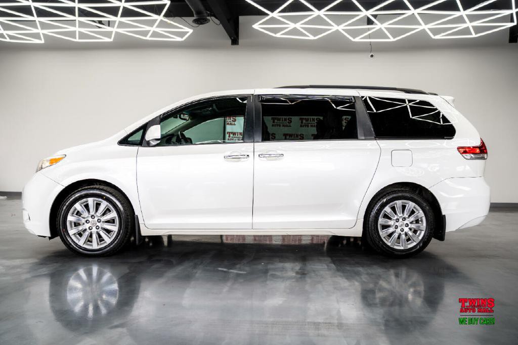 2012 Toyota Sienna Image 3