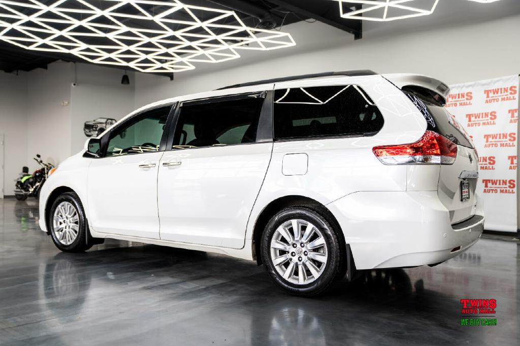 2012 Toyota Sienna Image 4