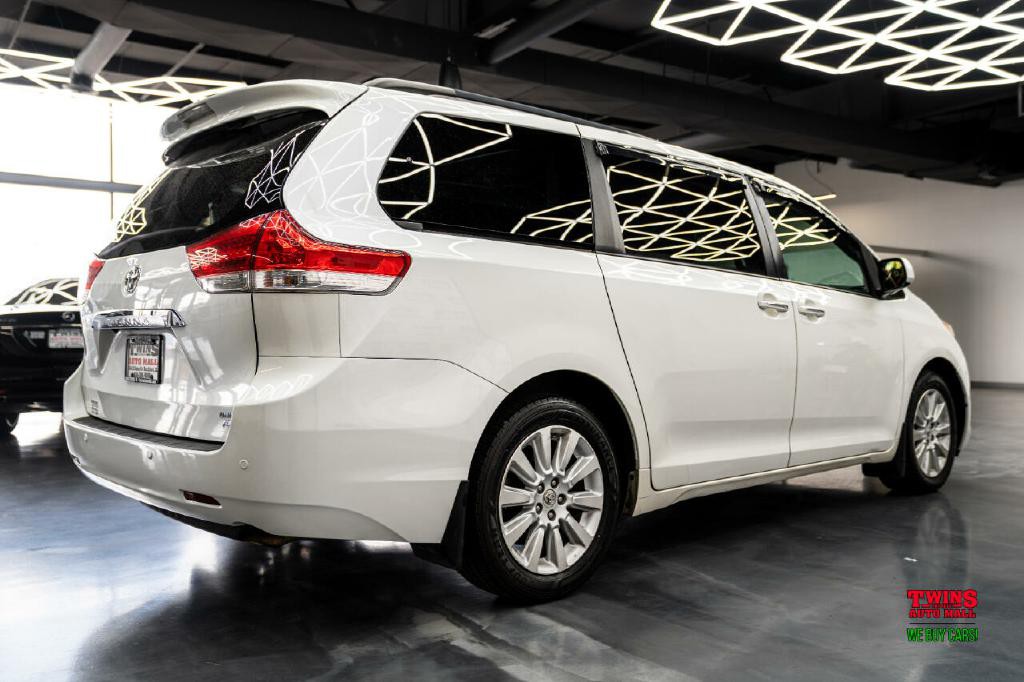 2012 Toyota Sienna Image 6