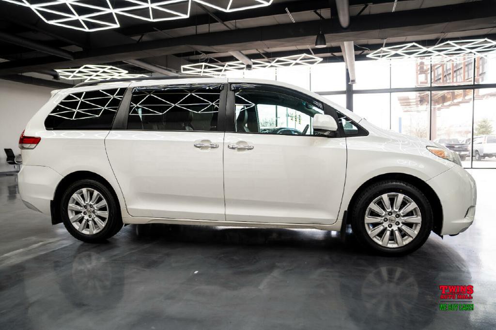 2012 Toyota Sienna Image 7