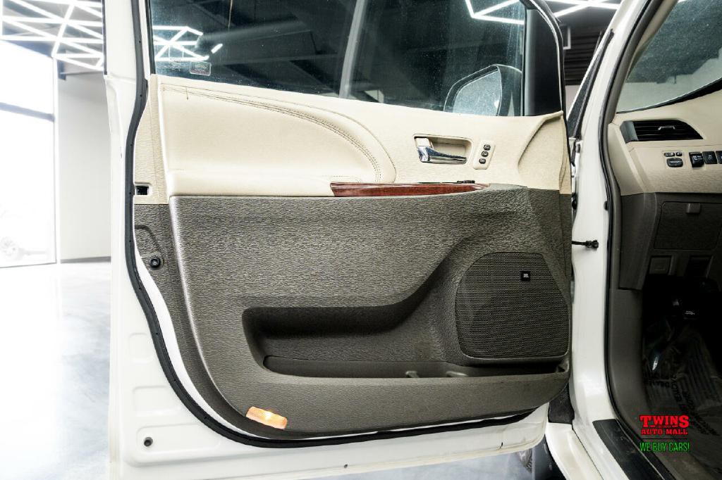 2012 Toyota Sienna Image 10