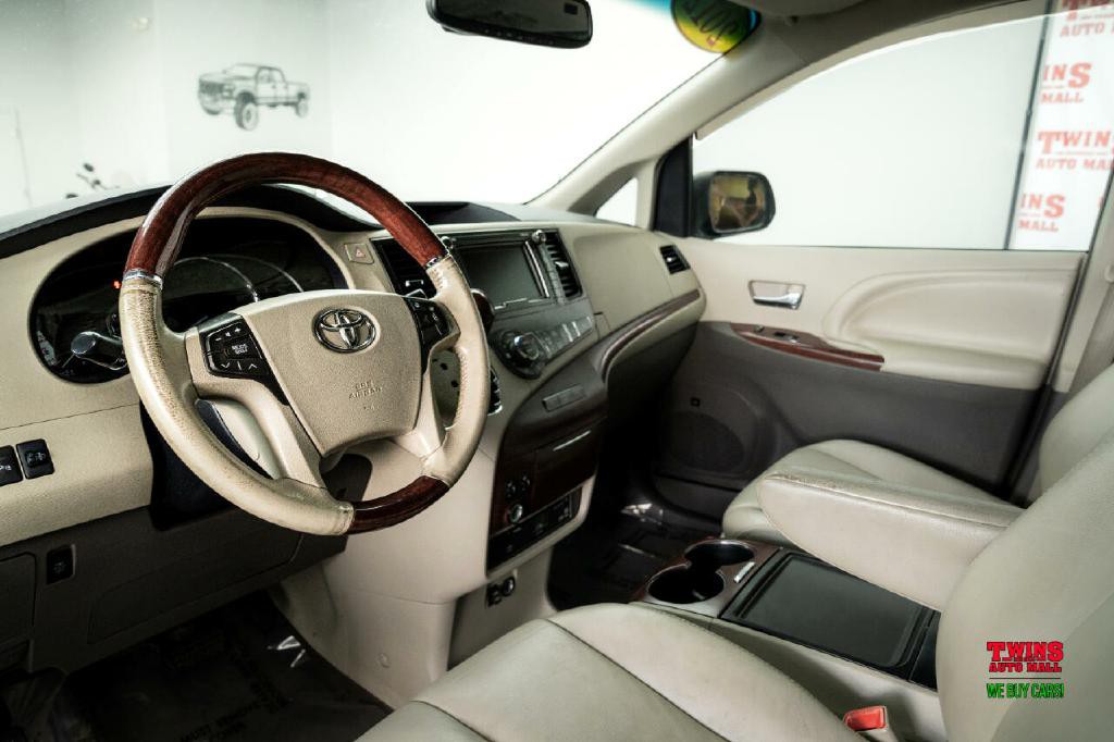 2012 Toyota Sienna Image 11