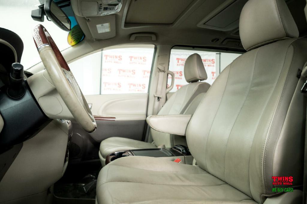 2012 Toyota Sienna Image 12