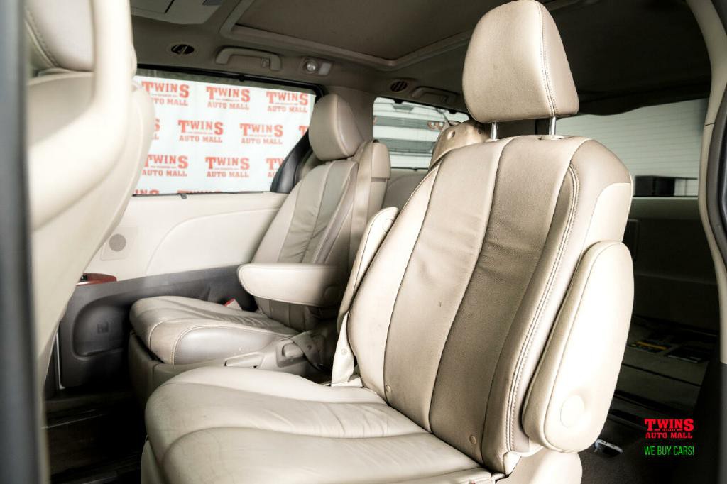 2012 Toyota Sienna Image 13