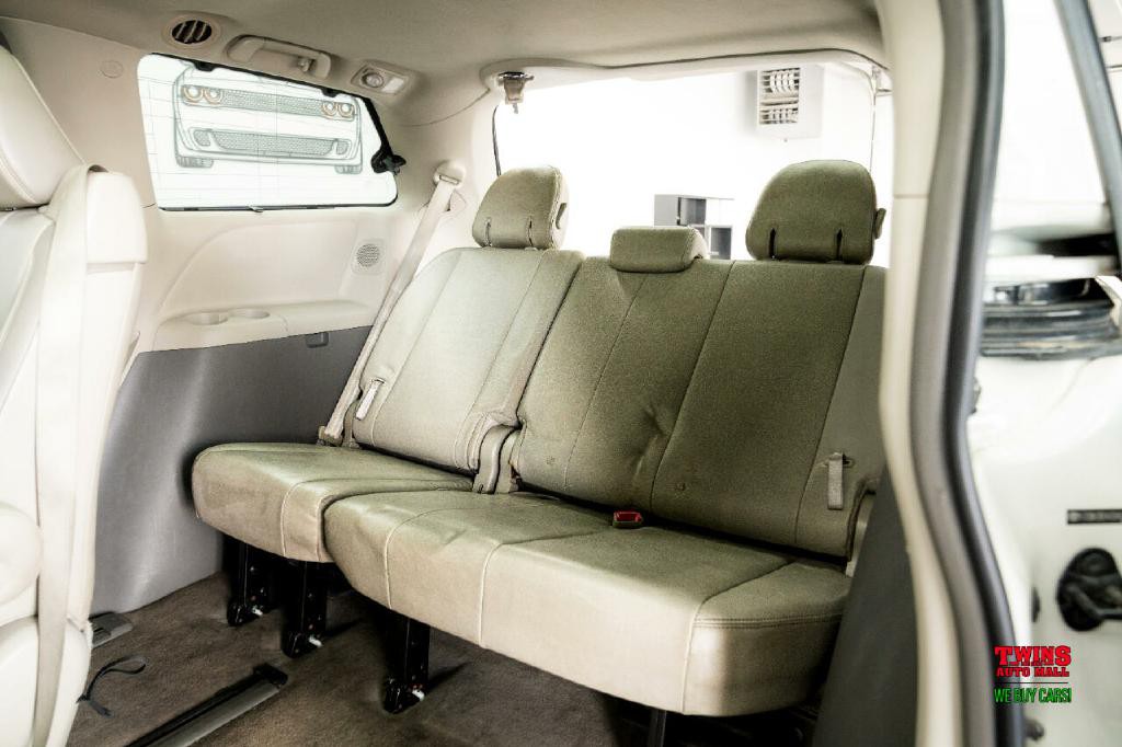 2012 Toyota Sienna Image 14